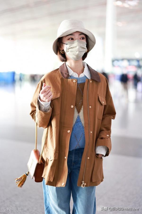 吳謹言身穿駝色上衣搭牛仔褲造型時尚，不羈素顏出鏡光彩靚麗