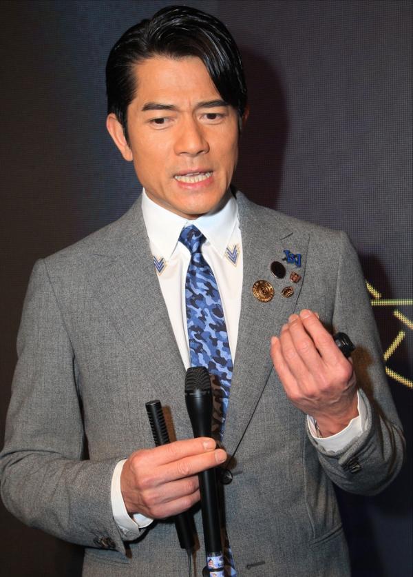 2002年，“一代妖男”羅文去世，為何鄧光榮在葬禮上怒罵劉鑾雄？