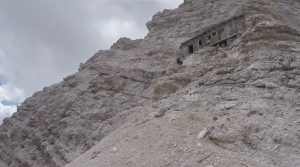這座一戰避難所被挖進了一座山的側面，是一個壯觀的景象