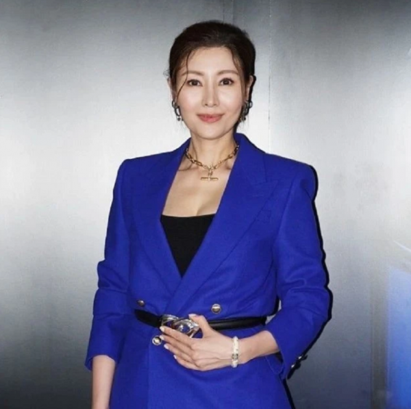 51歲李嘉欣撿回一命後高調出院！參加聚會曬美照，穿格紋衣好端莊