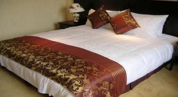 出門旅遊在外住酒店,床上有一塊?你會相信這個布其他作用嗎? 出門旅遊在外住酒店,床上有一塊?你會相信這個布其他作用嗎?