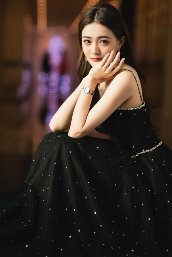 工作室曬徐璐新造型照 裙裾飛揚氛圍感滿滿