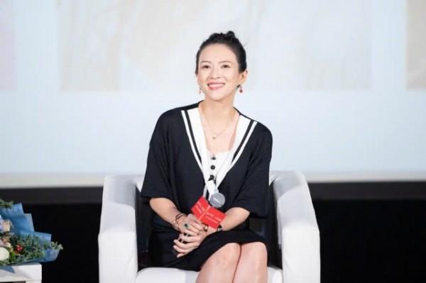 吵架了？章子怡滿臉不悅衝出餐廳，汪峰卑躬屈膝跟隨頭頂幾乎全禿