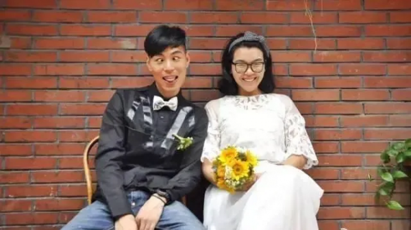 走了80個地方，拍了56個民族的結婚照：“90後”小夫妻辭職搭車去結婚
