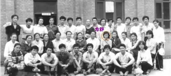 方舒：被屠洪剛拋棄後獨自撫養兩個女兒長大，生活有淚也有笑