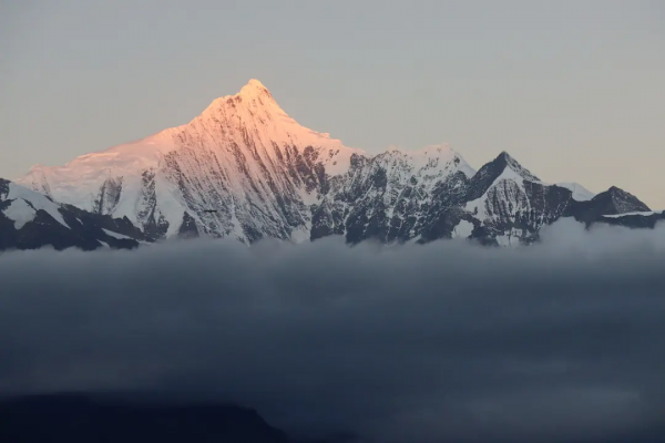 十月的梅里雪山•日照金山