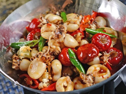 海鮮到內陸非常適合乾鍋的做法，乾鍋墨魚仔也很好吃