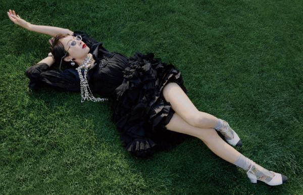 宋茜夠個性,穿亮鑽蛋糕裙出鏡,單腿放椅背上,小腿線條美極了 宋茜夠個性,穿亮鑽蛋糕裙出鏡,單腿放椅背上,小腿線條美極了