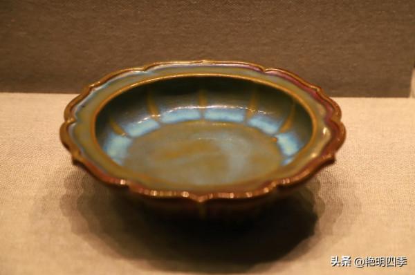 走故宮西路，先看那燦若星河的各代瓷器，彷彿踏入流淌的歷史長河