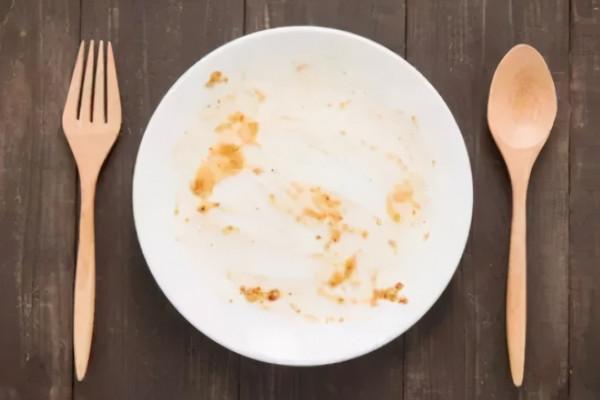 不肯吃孩子的剩飯，被教育不配當媽？“好媽媽”的標準究竟誰來定