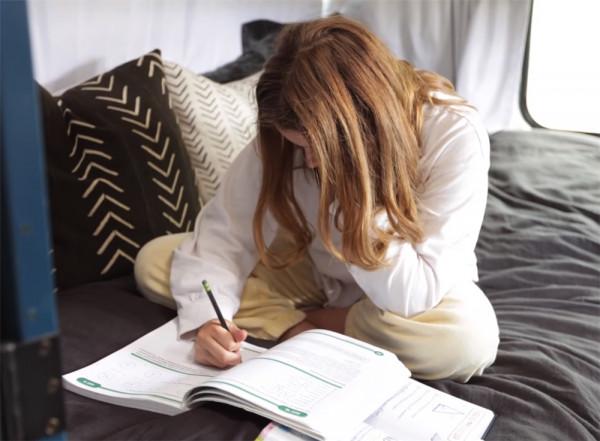 單親媽媽買下2004年舊校車,帶4個孩子在27㎡車內住1年,也是服了 單親媽媽買下2004年舊校車,帶4個孩子在27㎡車內住1年,也是服了