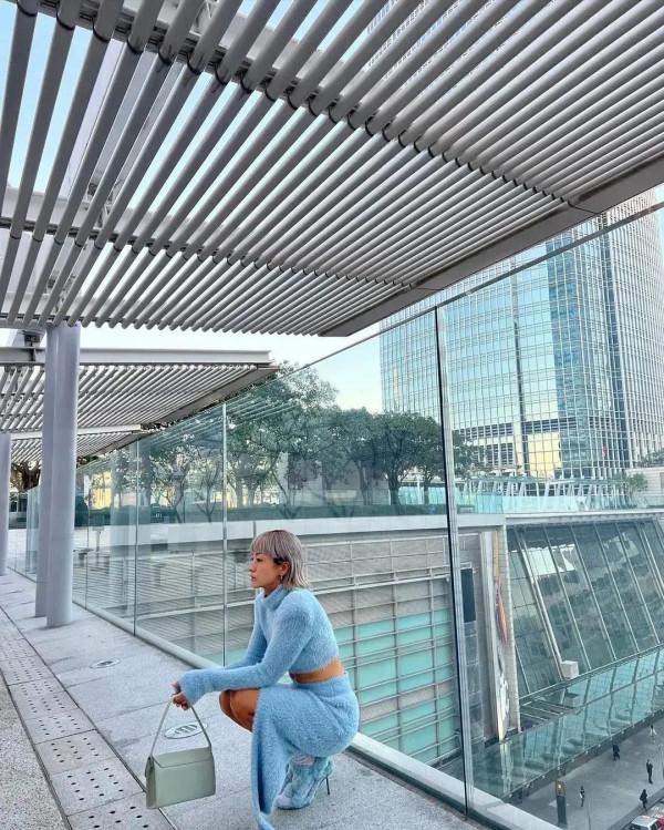 徐濠縈穿衣真有特色，高領毛衣露一截肚子，大冷天還穿涼鞋配襪子