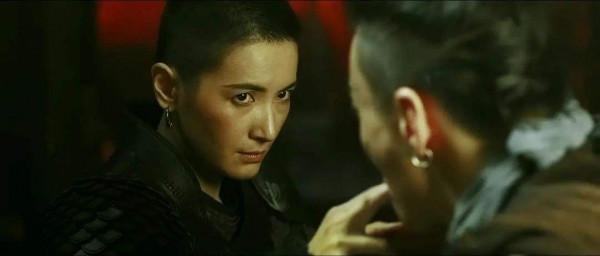 貼個胡茬就能裝男人？這6位女扮男裝才是不糊弄，英俊又有男人味