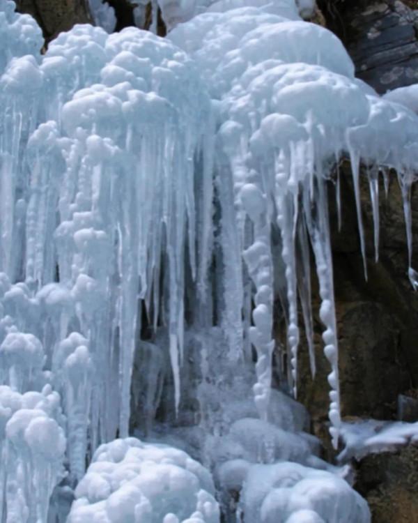 分享~冰瀑布，白色茫茫，晶瑩剔透，稀罕稀罕，太震撼啦