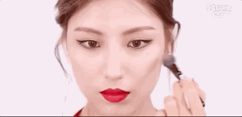 愛在眼周做文章的女明星是如何帶火少女淚痣妝的？