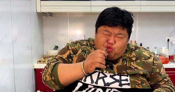 河北小夥300多斤,娶妻生子後,瘋狂吃胖到560斤,月入幾十萬元 河北小夥300多斤,娶妻生子後,瘋狂吃胖到560斤,月入幾十萬元