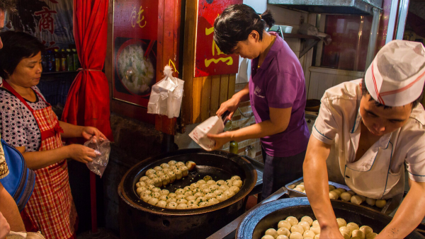 美國小夥認為中國落後破敗，來到中國一探究竟，結果不願再回美國