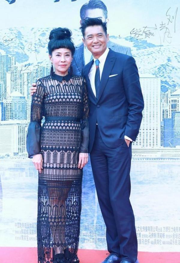 周潤發和陳薈蓮攜手亮相,穿黑色西裝+暗紅色禮服,夫妻默契滿分 周潤發和陳薈蓮攜手亮相,穿黑色西裝+暗紅色禮服,夫妻默契滿分