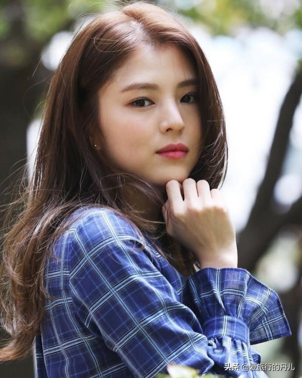 韓國女星韓素希一襲藍色格紋長裙，文藝範十足