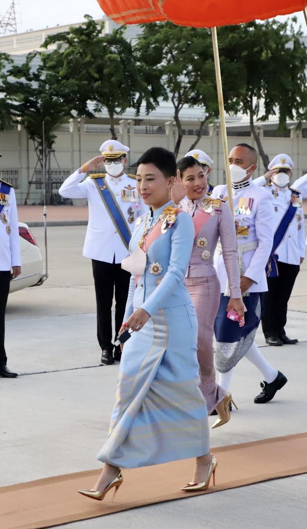 泰國倆公主的衣品翻盤!大公主穿紫鳶花色超美,神獸公主扮嫩取勝 泰國倆公主的衣品翻盤!大公主穿紫鳶花色超美,神獸公主扮嫩取勝