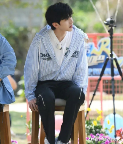 男愛豆畫風越來越偏！高跟開叉裙屢次出鏡，濃妝塗粉成常態