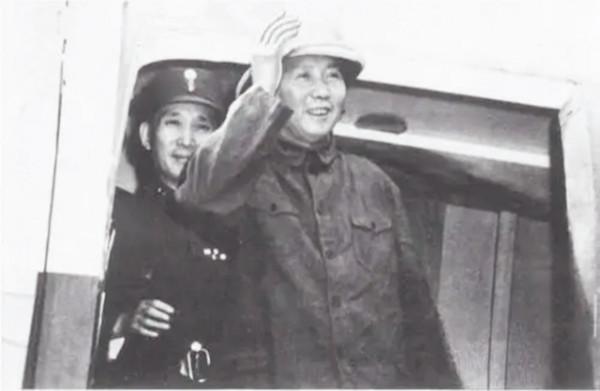 重慶談判：蔣介石從一支菸斷定毛主席是個厲害角色