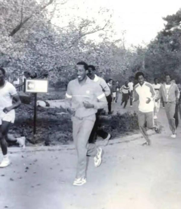 傘兵上尉政變上臺，立志為人民服務，深受百姓愛戴，卻被戰友殺害