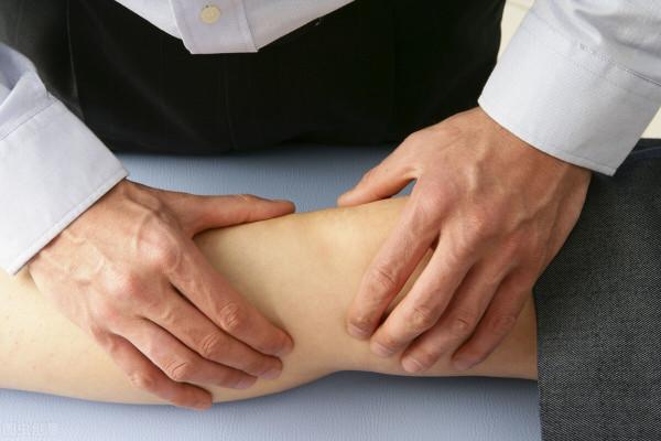 體內有病，腿部先知？醫生提醒：腿上出現3種異常，警惕疾病來襲