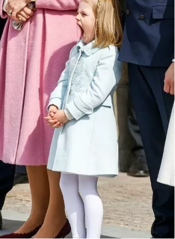 “未來女王”艾斯黛拉：和母親開創女王時代，卻因父親被國民指責