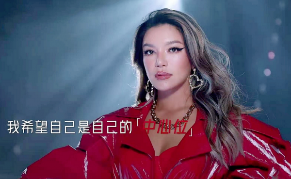 張傑送鬱可唯《快女》號牌掀回憶殺，如今超女、快女誰混出頭了？