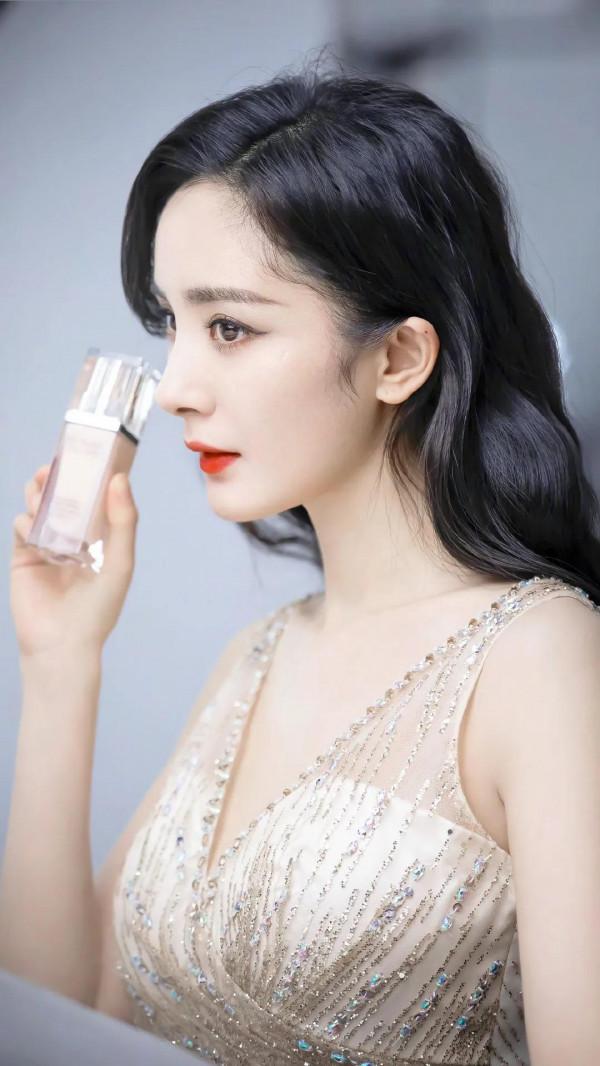 楊冪身穿粉色露背連衣裙，美麗的背部一覽無餘，彰顯青春活力