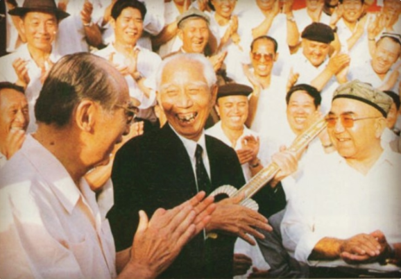 1981年，王震第七次回家鄉，笑眯眯地問工作人員：你看我兇惡不？