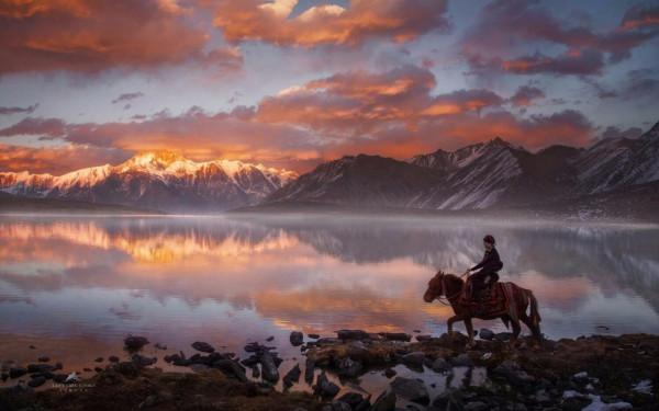 中國十大名山，八座都位於四川、西藏、新疆，只有二座位於中東部