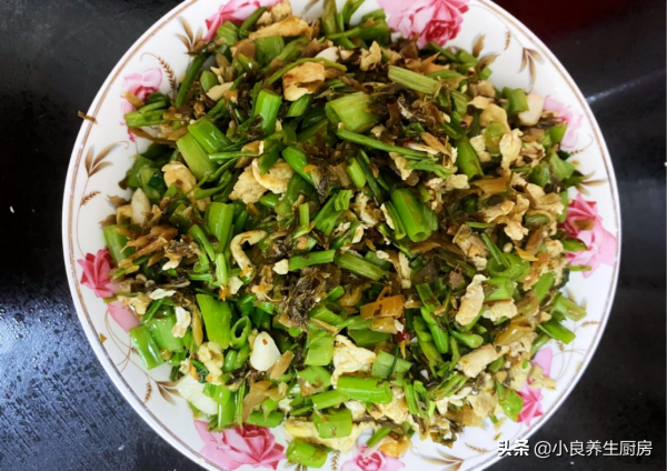 冬季，這菜湖南人天天吃，8分鐘出鍋，酸辣開胃，全家老小都愛吃