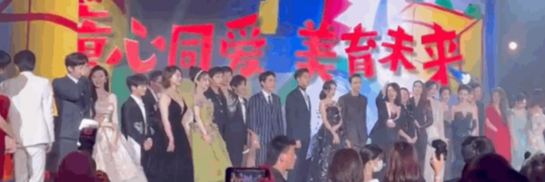 芭莎名場面又來了!合影無人敢站C位,baby遠離陳偉霆和李現互讓 芭莎名場面又來了!合影無人敢站C位,baby遠離陳偉霆和李現互讓