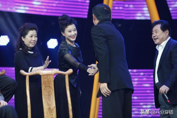 歲月從不敗美人,宋祖英穿藍綠色蕾絲裙性感又高階,哪像55歲的人 歲月從不敗美人,宋祖英穿藍綠色蕾絲裙性感又高階,哪像55歲的人