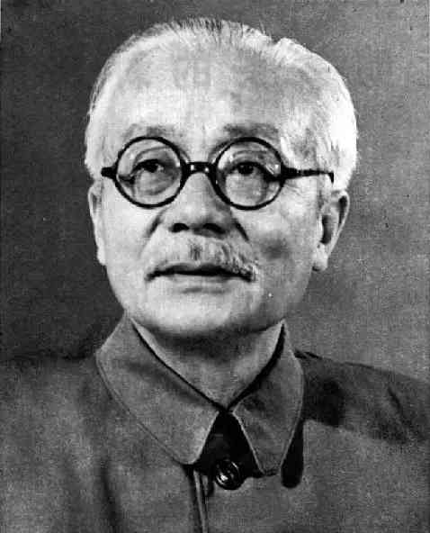 西安事變和平解決後，周恩來回延安，與毛主席等五人在機場的合影