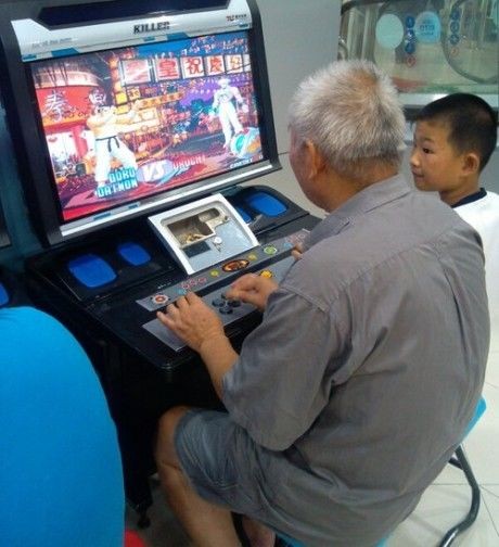 孩子好好看著，想當年我在杆兒廳也是百人斬