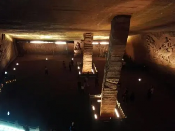 1992年浙江村民抽乾水潭，發現千年宮殿，已成為4A級旅遊風景區