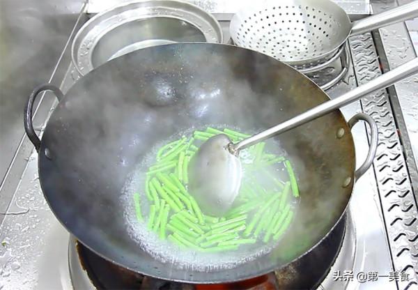 廚師長教你蒜泥豆角的小竅門，豆角清脆不變色，蒜香味濃又清涼