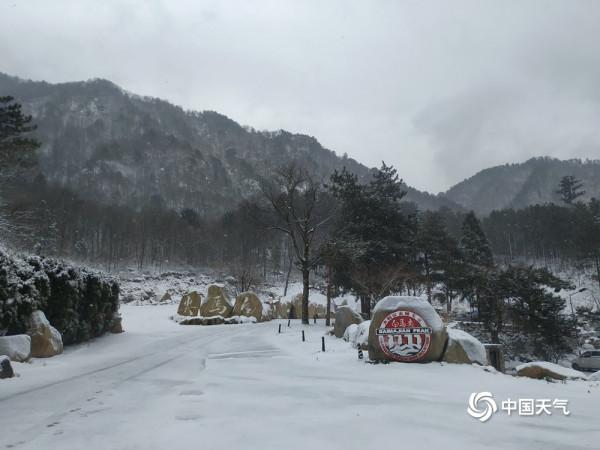 安徽白馬尖景區出現降雪 如水墨畫卷