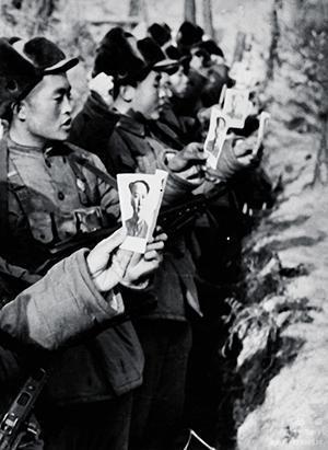 「抗美援朝」父親在坑道口與志願軍戰友們拍的合影