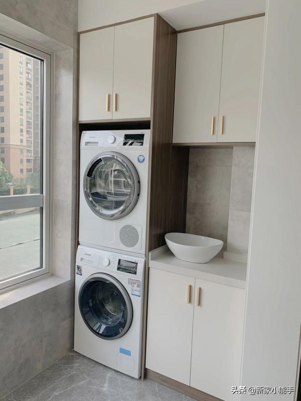 她家花了20萬裝修，全屋網紅灰，漂亮又耐髒，木匠打櫃子也很滿意