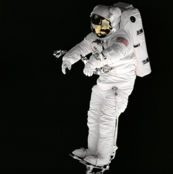 如果從空間站跳向地球,宇航員將會經歷什麼? 如果從空間站跳向地球,宇航員將會經歷什麼?