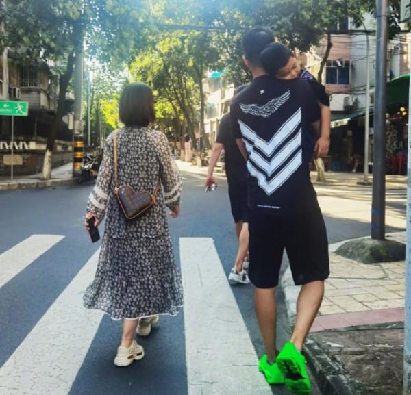 李小萌曬全家福慶中秋,疑暗示二胎性別,王雷抱熟睡兒子超有愛 李小萌曬全家福慶中秋,疑暗示二胎性別,王雷抱熟睡兒子超有愛