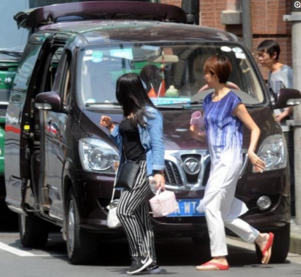 “娘娘”蔡少芬穿拖鞋逛街，就是這麼隨性，這才是出門正常的穿著