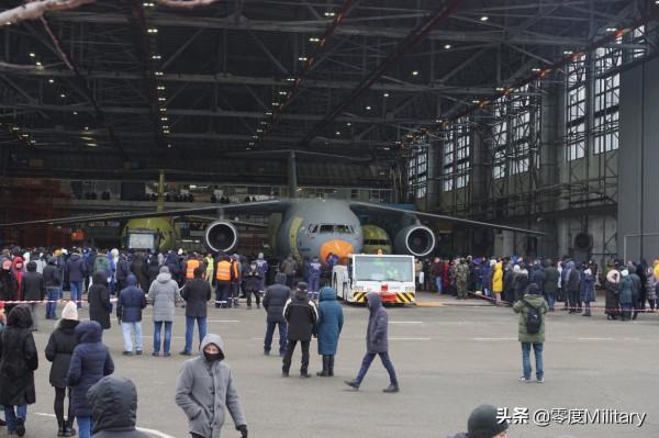 水積成川：車臣戰爭中被擊毀的T-72B坦克 採訪軍犬的波蘭女記者
