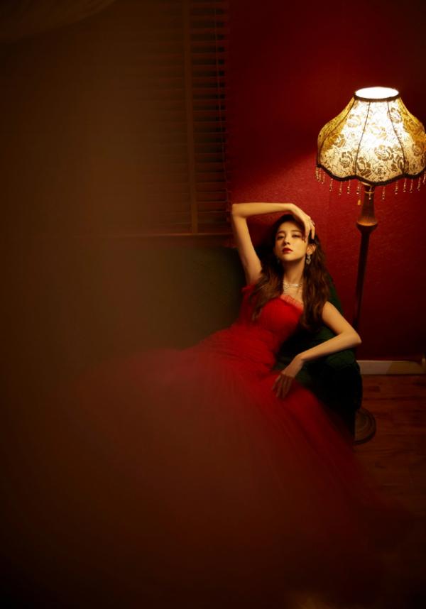 娜扎私服美照出爐，條紋套頭衫休閒簡便，公主頭髮型清靈可人