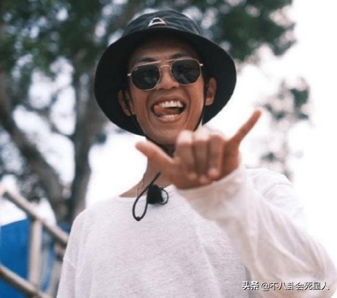 10位香港藝人移居國外現狀:孩子生病看不起,碩士生去餐廳當跑腿 10位香港藝人移居國外現狀:孩子生病看不起,碩士生去餐廳當跑腿