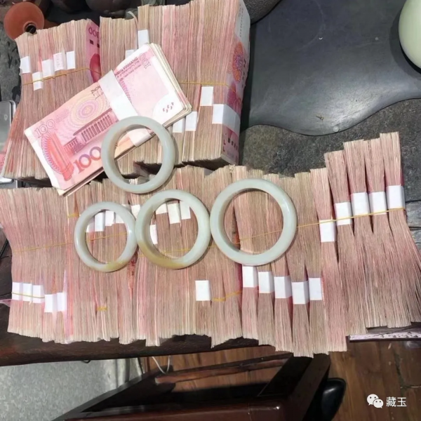堆成山的200多萬現金與一條手鐲